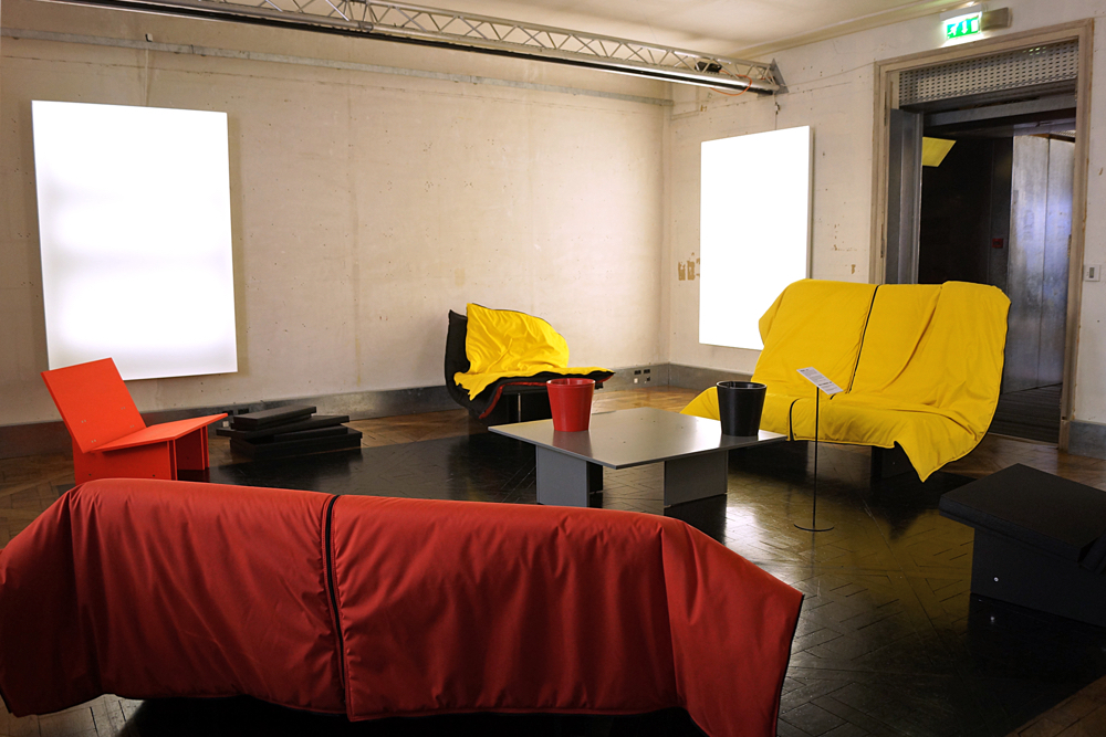 au-musee-des-arts-decoratifs-jean-nouvel-expose-ses-meubles-d-architectem400895